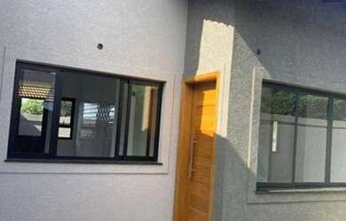 Imagem: A casa possui 2 Dormitórios, 2 Banheiros, 2 Vagas na garagem