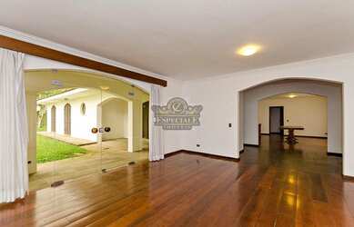 Imagem: A casa possui 4 Dormitórios, 4 Banheiros, 4 Vagas na garagem