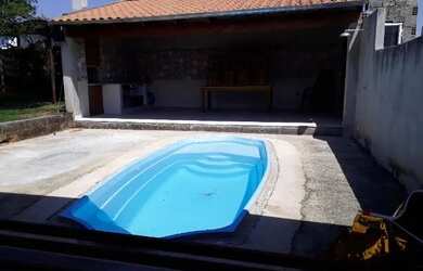 Imagem: A casa possui 3 Dormitórios, 1 Banheiro, 5 Vagas na garagem