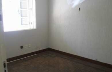 Imagem: A casa possui 5 Dormitórios, 3 Banheiros, 2 Vagas na garagem