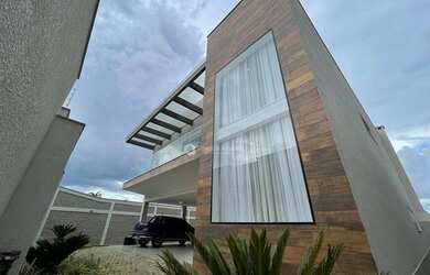 Imagem: A casa possui 3 Dormitórios, 5 Banheiros, 4 Vagas na garagem