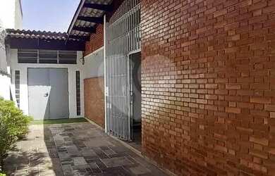 Imagem: A casa possui 3 Dormitórios, 5 Banheiros, 5 Vagas na garagem