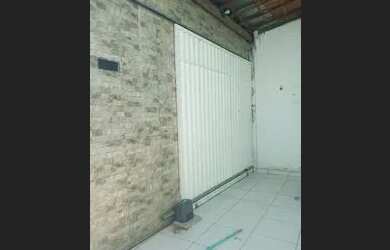 Imagem: A casa possui 3 Dormitórios, 1 Banheiro, 2 Vagas na garagem