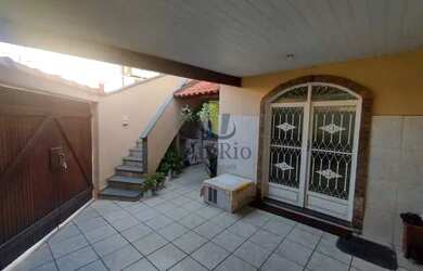 Imagem: A casa possui 2 Dormitórios, 2 Banheiros, 2 Vagas na garagem