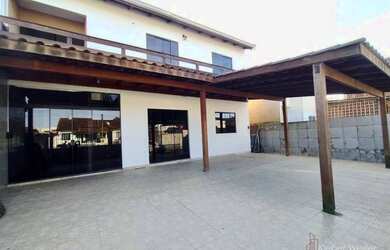 Imagem: A casa possui 3 Dormitórios, 4 Banheiros, 3 Vagas na garagem