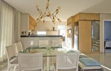 Imagem: A casa em condomínio possui 4 Dormitórios, 5 Banheiros, 4