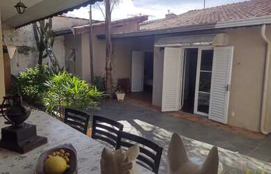 Imagem: A casa possui 3 Dormitórios, 3 Banheiros, 2 Vagas na garagem