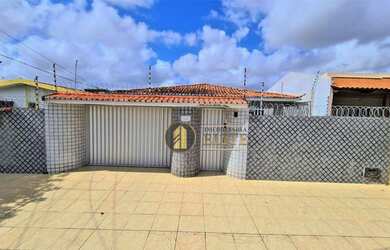 Imagem: A casa possui 3 Dormitórios, 1 Banheiro, 4 Vagas na garagem