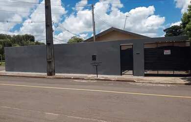 Imagem: A casa possui 3 Dormitórios, 1 Banheiro, 3 Vagas na garagem