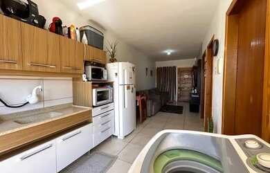 Imagem: A casa possui 3 Dormitórios, 2 Banheiros, 1 Vaga na garagem