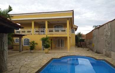 Imagem: A casa em condomínio possui 5 Dormitórios, 3 Banheiros, 4