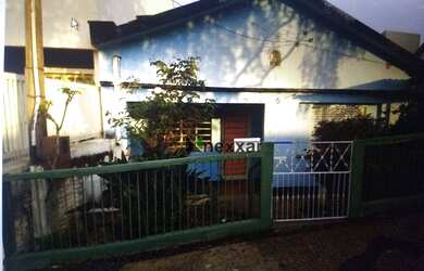 Imagem: A casa possui 3 Dormitórios, 2 Banheiros, 2 Vagas na garagem