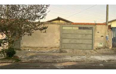 Imagem: A casa possui 2 Dormitórios, 1 Banheiro, 2 Vagas na garagem