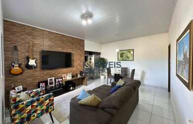 Imagem: A casa possui 5 Dormitórios, 1 Banheiro, 2 Vagas na garagem