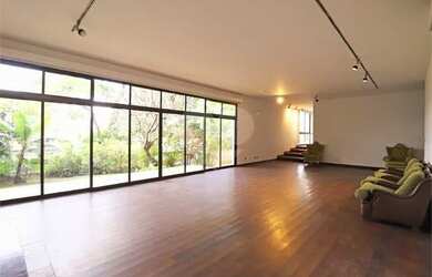 Imagem: A casa possui 4 Dormitórios, 5 Banheiros, 4 Vagas na garagem