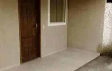 Imagem: A casa possui 2 Dormitórios, 1 Banheiro, 1 Vaga na garagem