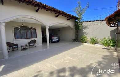 Imagem: A casa possui 3 Dormitórios, 3 Banheiros, 5 Vagas na garagem