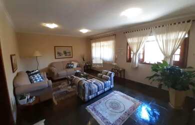 Imagem: A casa possui 4 Dormitórios, 3 Banheiros, 2 Vagas na garagem