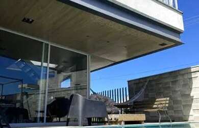 Imagem: A casa em condomínio possui 4 Dormitórios, 5 Banheiros, 2