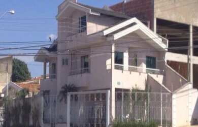 Imagem: A casa possui 4 Dormitórios, 4 Banheiros, 2 Vagas na garagem