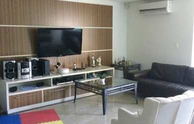 Imagem: A casa possui 3 Dormitórios, 3 Banheiros, 5 Vagas na garagem