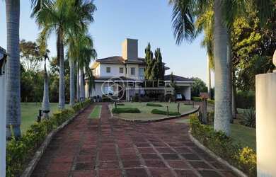 Imagem: A casa em condomínio possui 5 Dormitórios, 5 Banheiros, 3