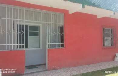 Imagem: A casa possui 3 Dormitórios e 2 Banheiros e está localizado