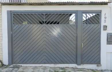 Imagem: A casa possui 1 Dormitório, 1 Banheiro, 1 Vaga na garagem