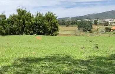 Imagem: O terreno e possui Dormitórios, Suítes, Banheiros, 500-0m²