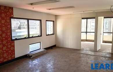 Imagem: O depósito possui 2 Vagas na garagem e 75m² de Área e está