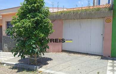 Imagem: A casa possui 3 Dormitórios, 2 Banheiros, 2 Vagas na garagem