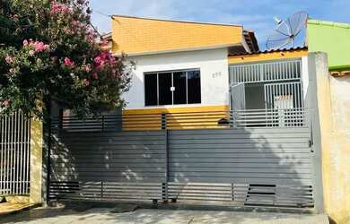 Imagem: A casa possui 3 Dormitórios, 2 Banheiros, 2 Vagas na garagem