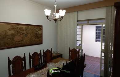 Imagem: A casa possui 3 Dormitórios, 2 Banheiros, 1 Vaga na garagem