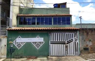 Imagem: A casa possui 5 Dormitórios, 3 Banheiros, 2 Vagas na garagem