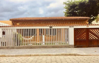 Imagem: A casa possui 2 Dormitórios, 2 Banheiros, 2 Vagas na garagem