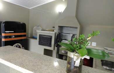 Imagem: A casa possui 3 Dormitórios, 5 Banheiros, 4 Vagas na garagem