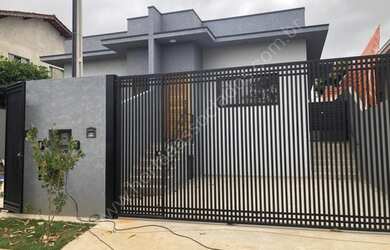 Imagem: A casa possui 3 Dormitórios, 2 Banheiros, 2 Vagas na garagem