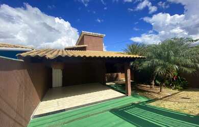 Imagem: A casa possui 3 Dormitórios, 2 Banheiros, 4 Vagas na garagem