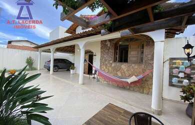 Imagem: A casa possui 3 Dormitórios, 2 Banheiros, 3 Vagas na garagem