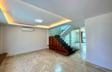 Imagem: A casa possui 3 Dormitórios, 5 Banheiros, 450m² de Área e