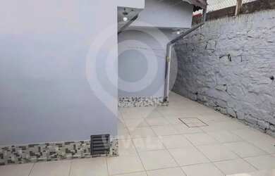 Imagem: A casa possui 3 Dormitórios, 2 Banheiros, 2 Vagas na garagem