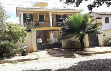 Imagem: A casa possui 4 Dormitórios, 3 Banheiros, 4 Vagas na garagem