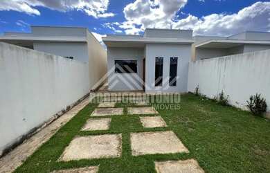 Imagem: A casa possui 2 Dormitórios, 1 Banheiro, 2 Vagas na garagem