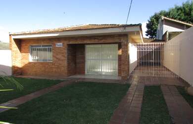 Imagem: A casa possui 3 Dormitórios, 2 Banheiros, 4 Vagas na garagem