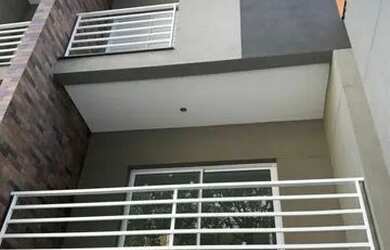 Imagem: A casa possui 3 Dormitórios, 2 Banheiros, 2 Vagas na garagem