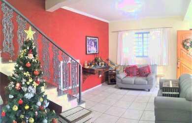 Imagem: A casa possui 3 Dormitórios, 2 Banheiros, 1 Vaga na garagem