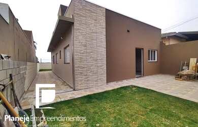 Imagem: A casa possui 3 Dormitórios, 2 Banheiros, 2 Vagas na garagem