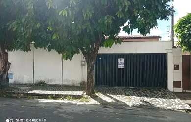 Imagem: A casa possui 1 Dormitório, 1 Banheiro, 3 Vagas na garagem