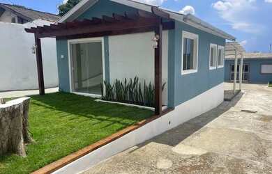 Imagem: A casa possui 2 Dormitórios, 3 Banheiros, 2 Vagas na garagem