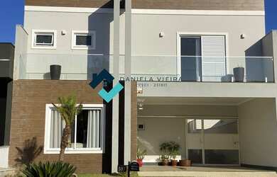 Imagem: A casa em condomínio possui 3 Dormitórios, 3 Banheiros, 2